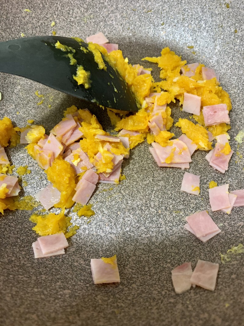 Steps for Making Pumpkin Salmon Omelette Rice