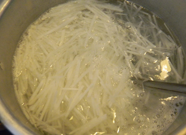 Steps for Cooking Radish and Pork Meatballs in Broth