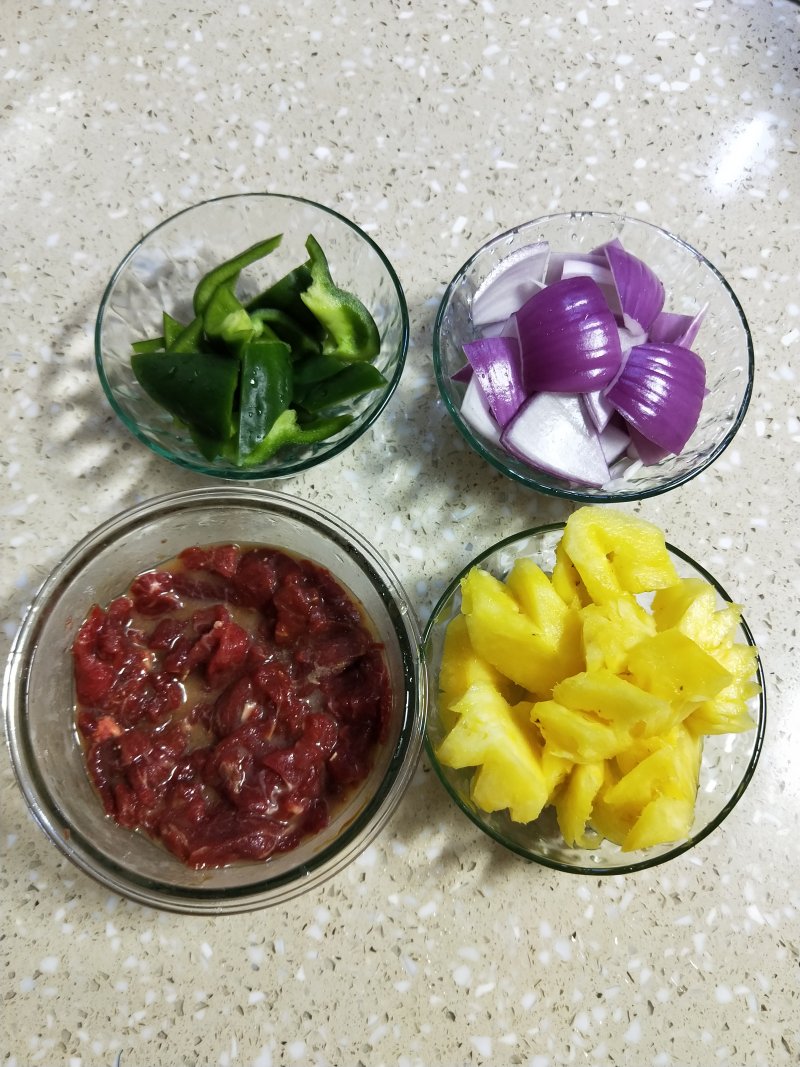 Beef Stir-Fried with Pineapple Step by Step