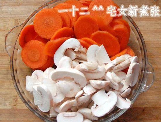 Steps for Making Carrot Mushroom Crucian Carp Soup