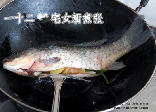 Steps for Making Carrot Mushroom Crucian Carp Soup