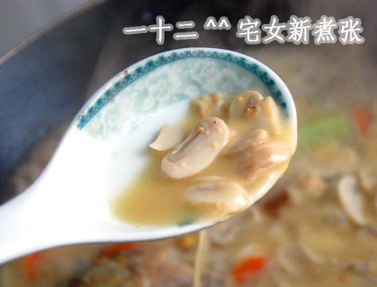 Steps for Making Carrot Mushroom Crucian Carp Soup