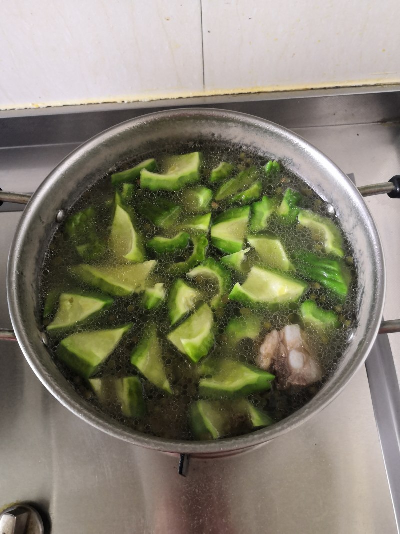 Steps to Cook Mung Bean Bitter Gourd Pork Rib Soup