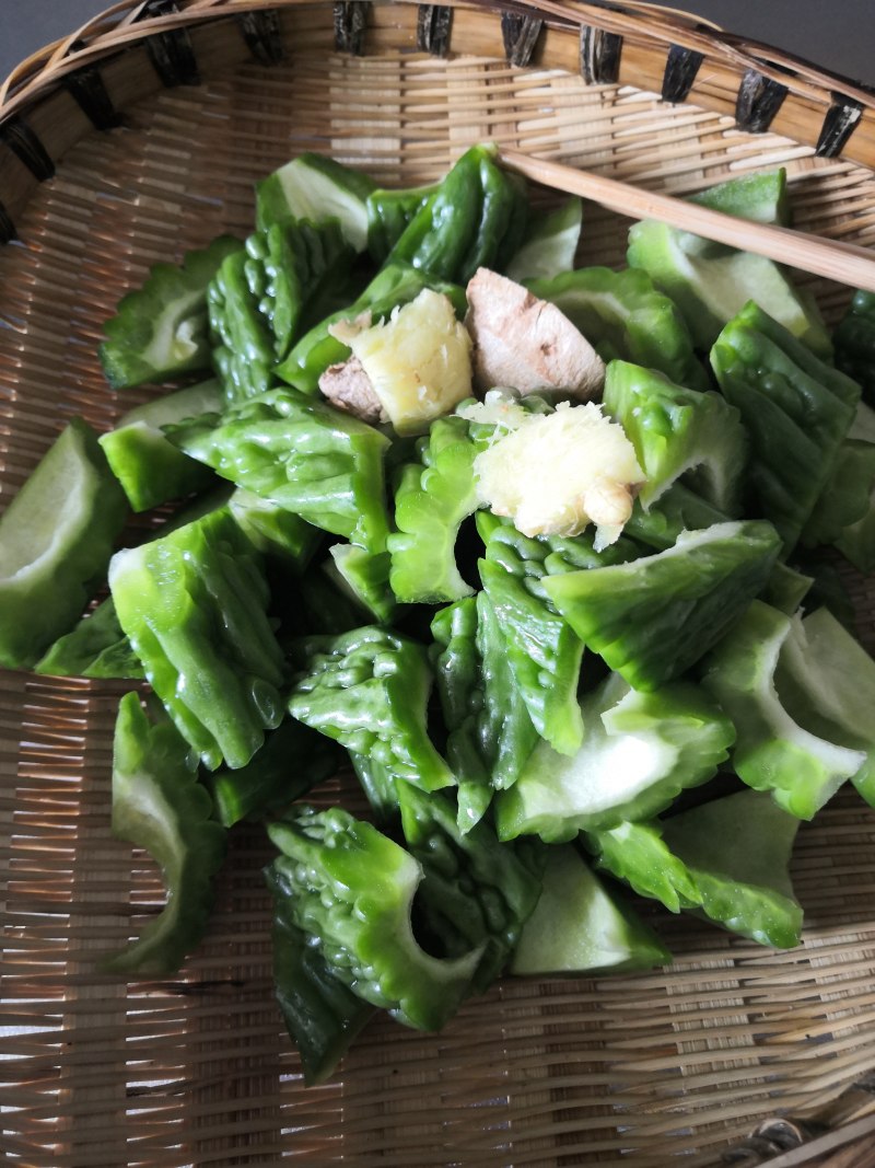 Steps to Cook Mung Bean Bitter Gourd Pork Rib Soup