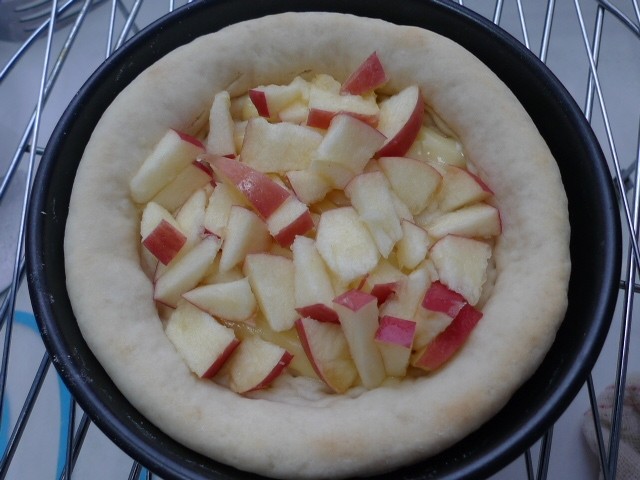 Detailed Steps for Cooking Unique Flavor - Apple Pizza