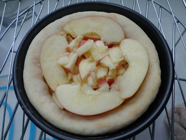 Detailed Steps for Cooking Unique Flavor - Apple Pizza