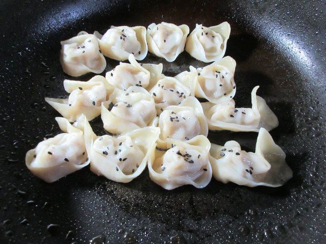 Steps for Making Pan-Fried Pork Dumplings