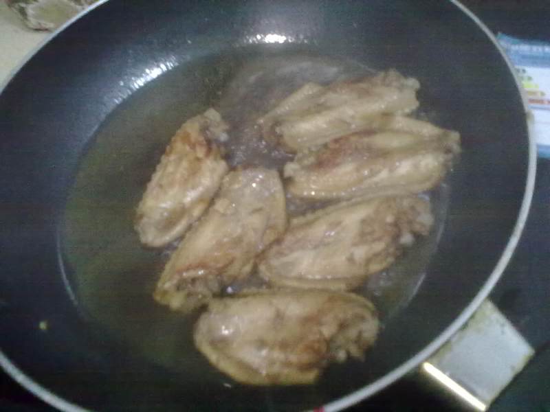 Steps for Cooking Coca-Cola Chicken Wings and Thick Egg Omelette