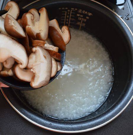 Steps for Making Shiitake Mushroom and Fresh Shrimp Congee