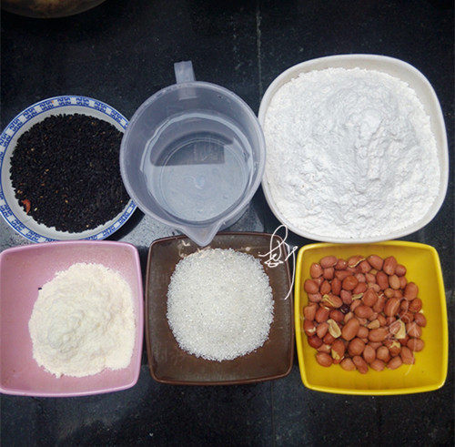 Steps for Making Peanut Sesame Rice Cake Roll