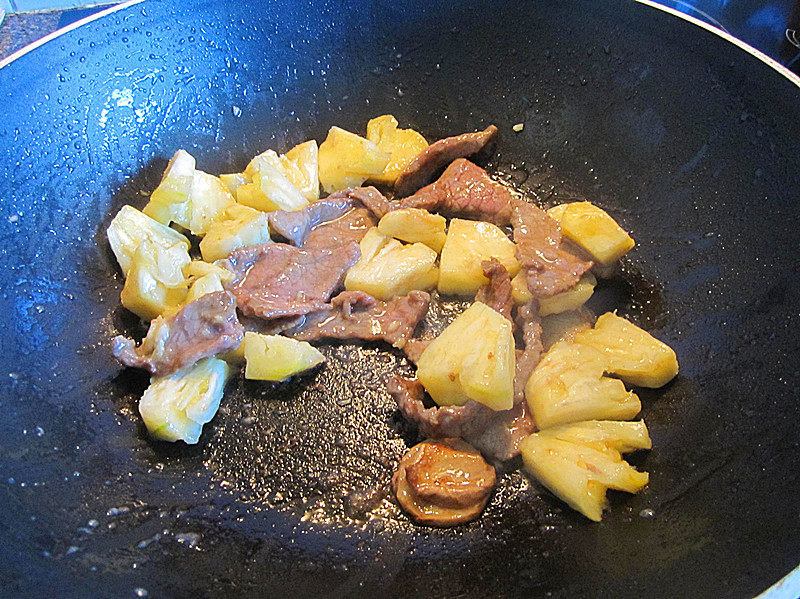 Steps for Making Pineapple Tomato Stir-Fried Beef