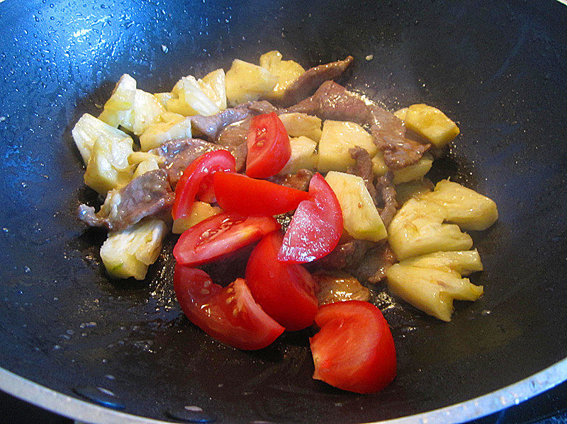 Steps for Making Pineapple Tomato Stir-Fried Beef