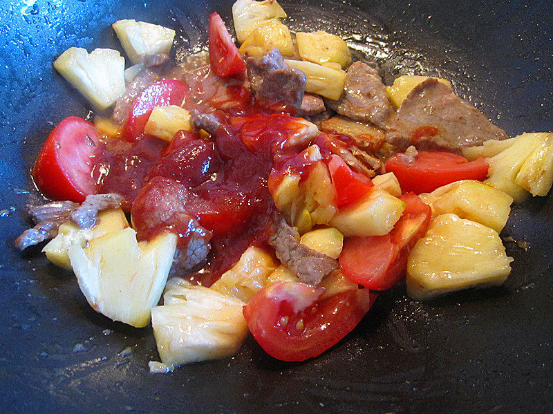 Steps for Making Pineapple Tomato Stir-Fried Beef