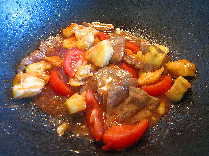 Steps for Making Pineapple Tomato Stir-Fried Beef