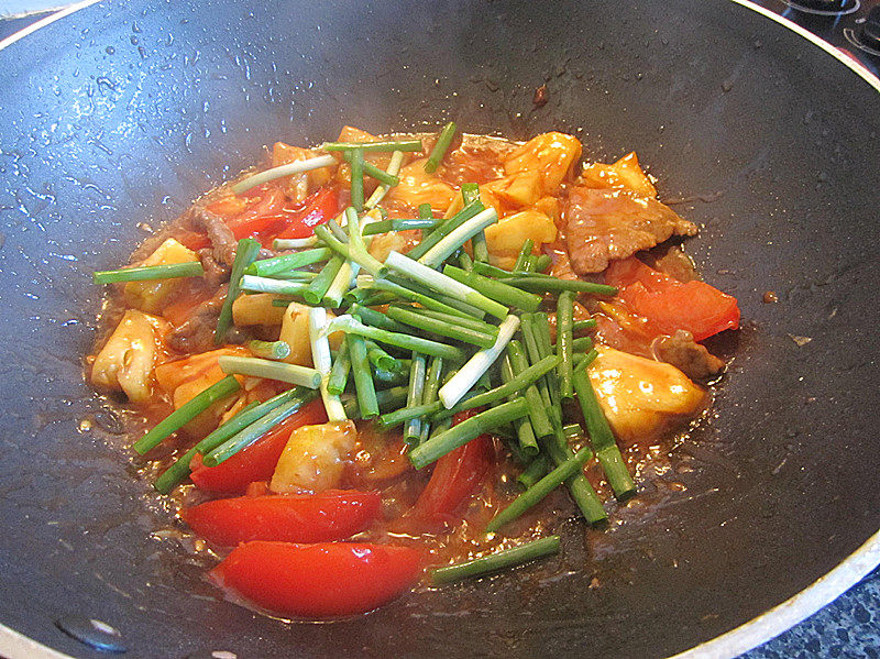 Steps for Making Pineapple Tomato Stir-Fried Beef