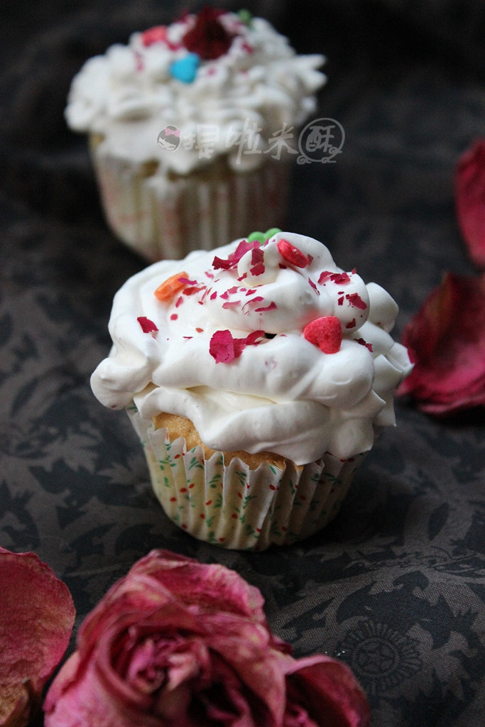 New Year Beauty - Cream Rose Cake