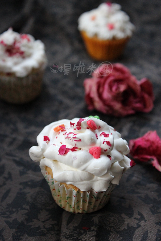 New Year Beauty - Cream Rose Cake