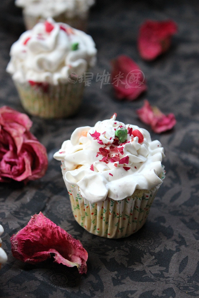 New Year Beauty - Cream Rose Cake