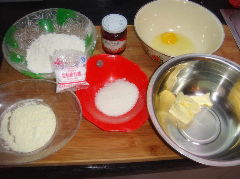 Steps for Making Sweet Stuffed Cupcakes