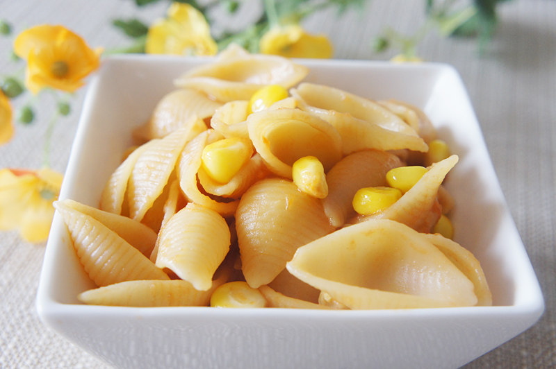 Corn and Tomato Stir-Fried Shell Noodles