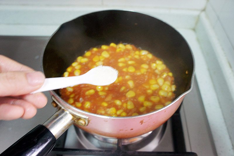 Steps for Making Corn and Tomato Stir-Fried Shell Noodles