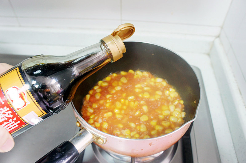 Steps for Making Corn and Tomato Stir-Fried Shell Noodles