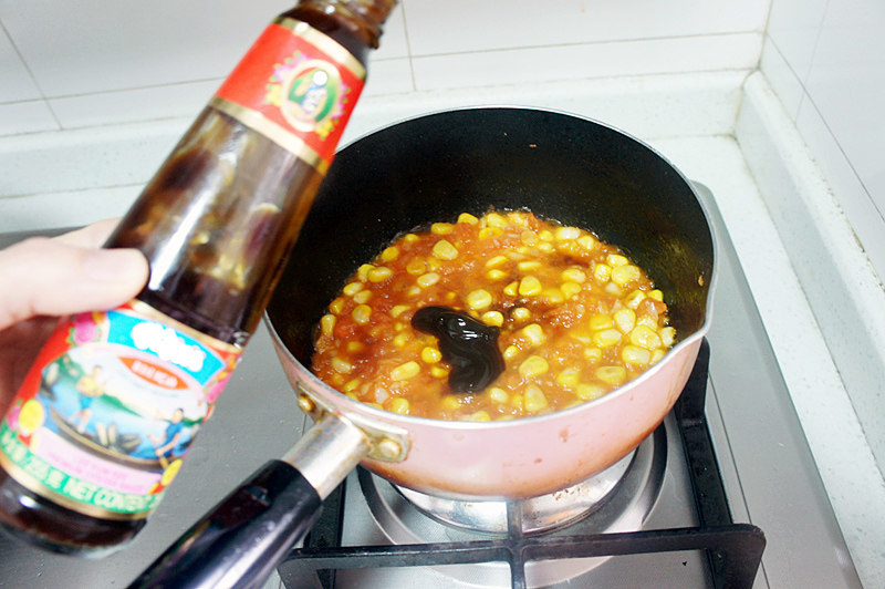 Steps for Making Corn and Tomato Stir-Fried Shell Noodles