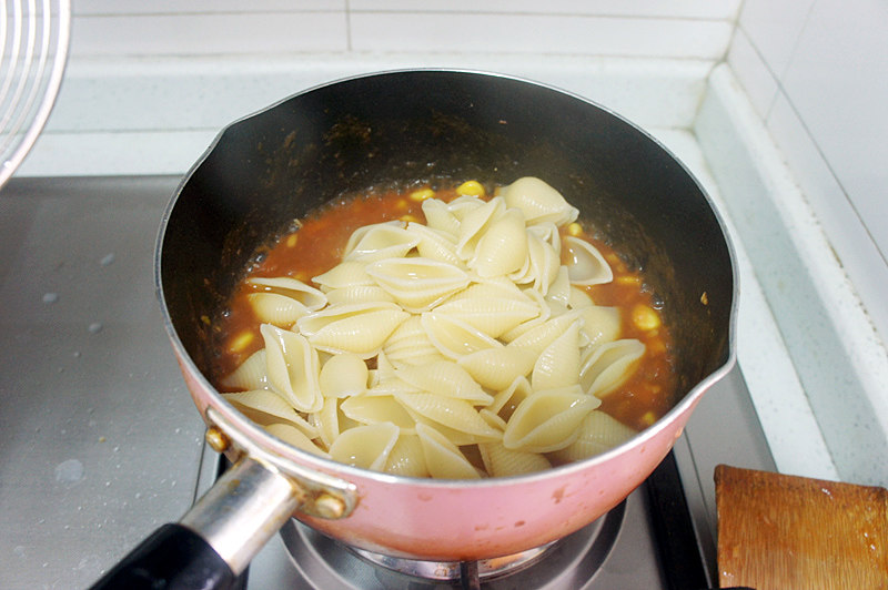 Steps for Making Corn and Tomato Stir-Fried Shell Noodles