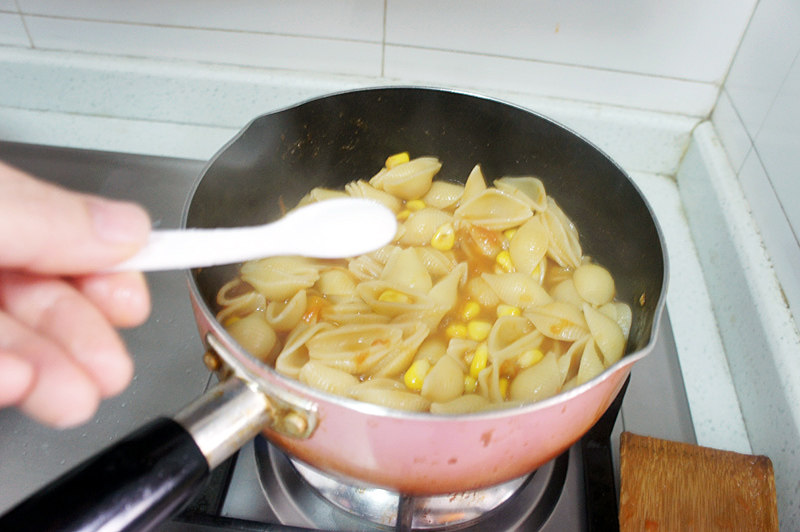 Steps for Making Corn and Tomato Stir-Fried Shell Noodles