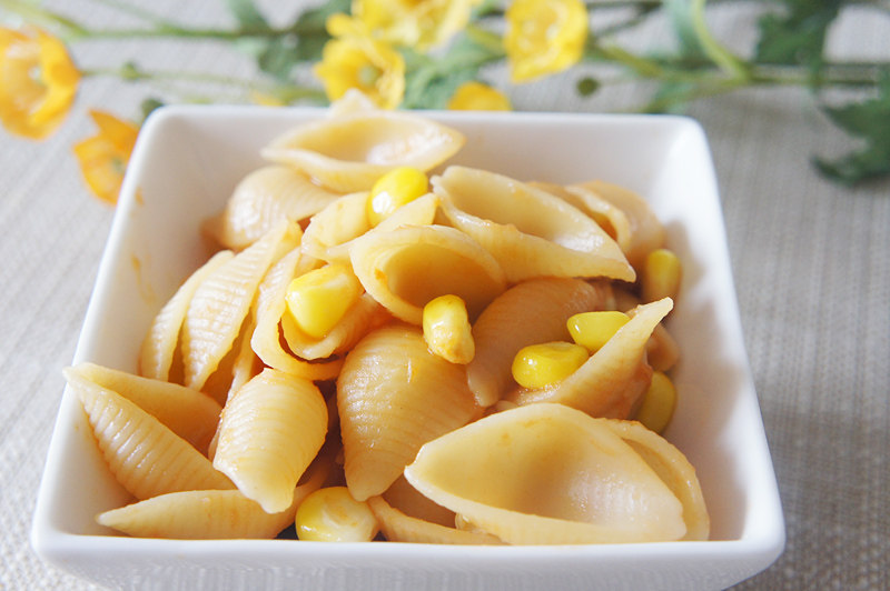 Steps for Making Corn and Tomato Stir-Fried Shell Noodles