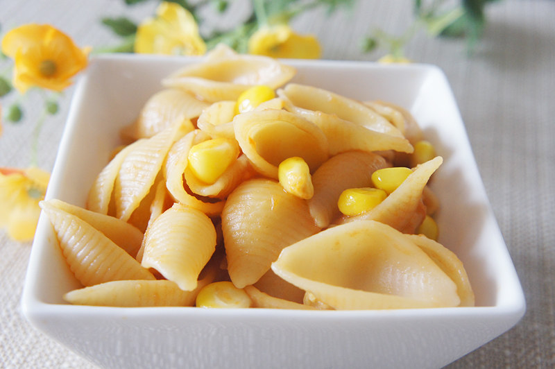 Corn and Tomato Stir-Fried Shell Noodles