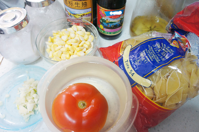 Steps for Making Corn and Tomato Stir-Fried Shell Noodles