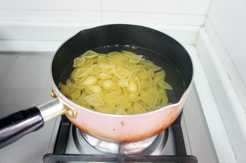 Steps for Making Corn and Tomato Stir-Fried Shell Noodles