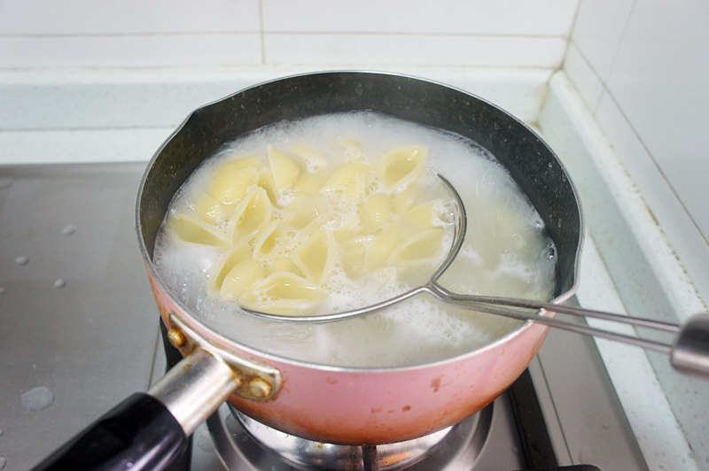 Steps for Making Corn and Tomato Stir-Fried Shell Noodles