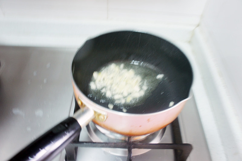 Steps for Making Corn and Tomato Stir-Fried Shell Noodles