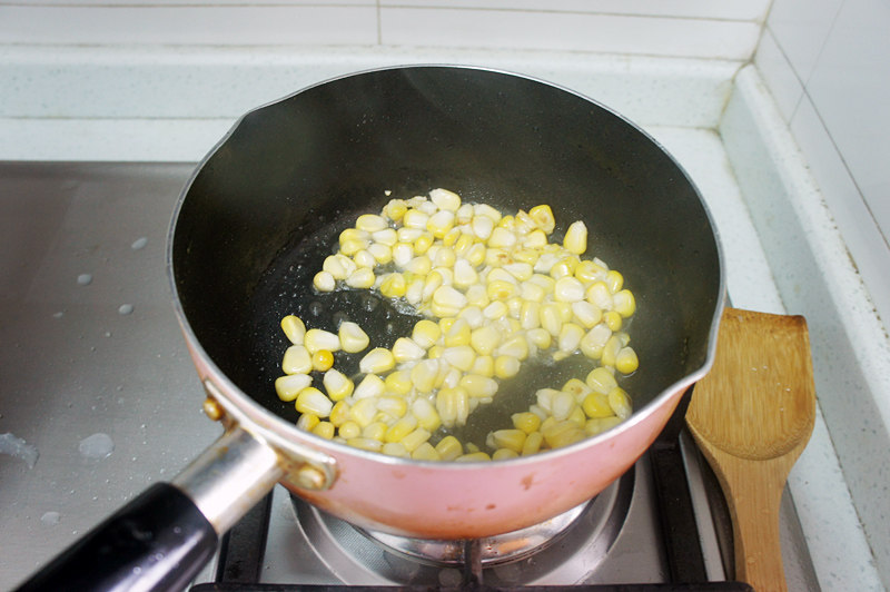 Steps for Making Corn and Tomato Stir-Fried Shell Noodles