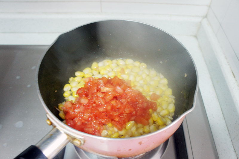 Steps for Making Corn and Tomato Stir-Fried Shell Noodles