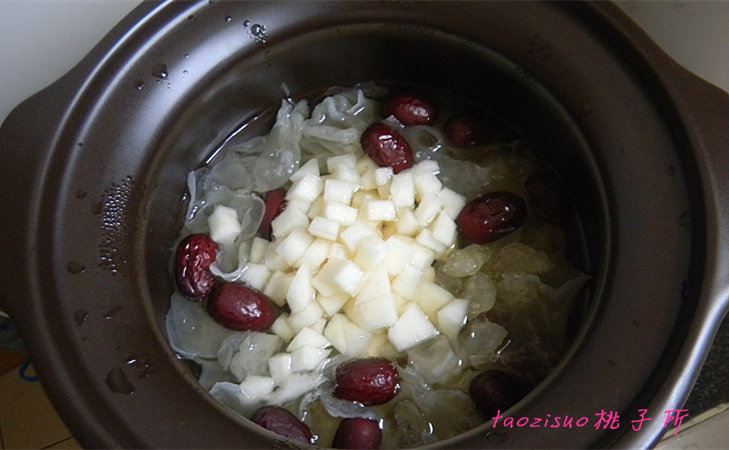 Steps to Make Red Date, Snow Pear, and Tremella Sugar Water