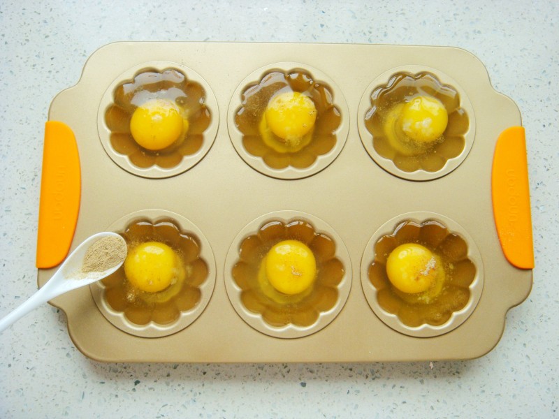 Steps to Make Flower-shaped Baked Egg Cups