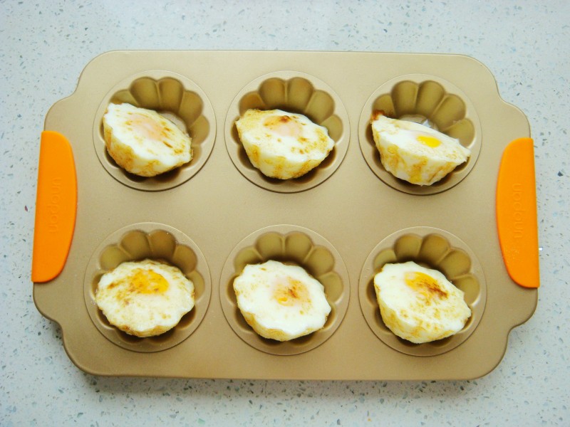 Steps to Make Flower-shaped Baked Egg Cups