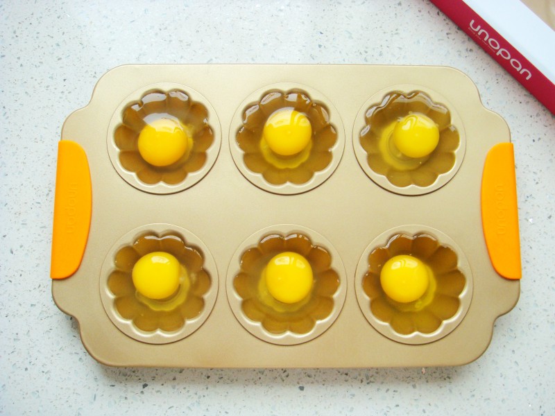 Steps to Make Flower-shaped Baked Egg Cups