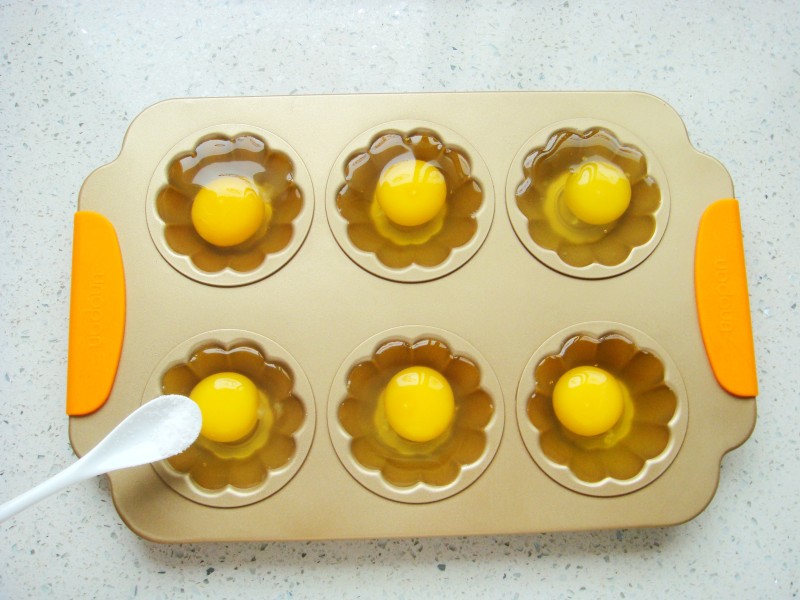 Steps to Make Flower-shaped Baked Egg Cups