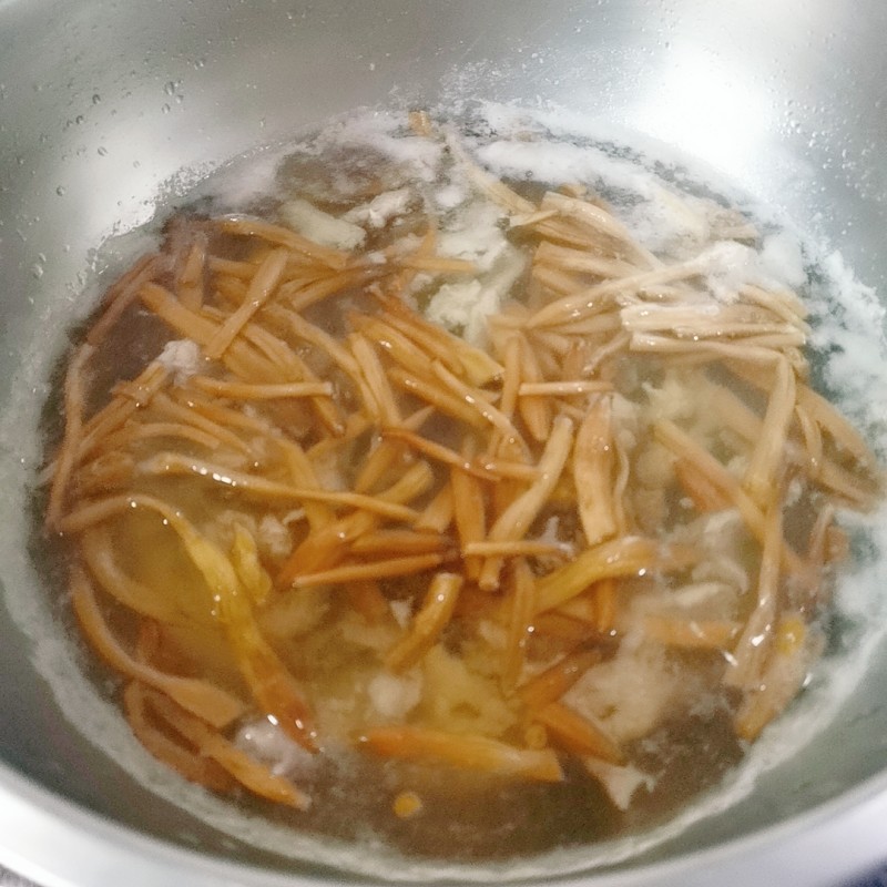 Steps for making Huanghuaicai Roupian Tang (Yellow Flower Vegetable and Meat Soup)