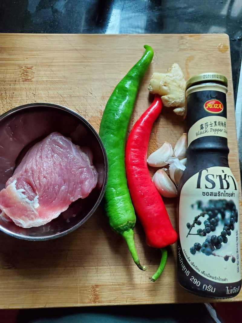 Steps for Stir-fried Black Pepper Beef with Green and Red Peppers