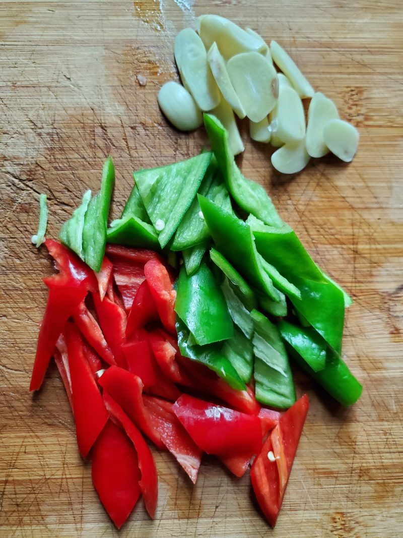 Steps for Stir-fried Black Pepper Beef with Green and Red Peppers