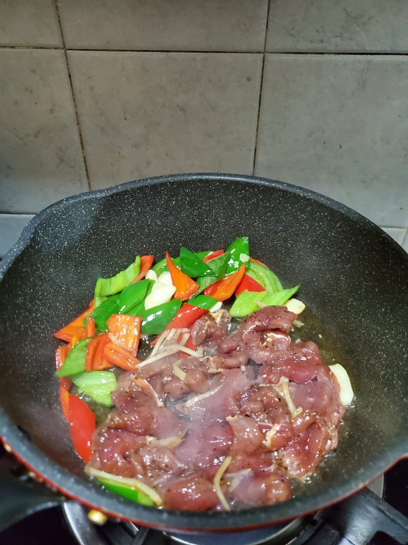 Steps for Stir-fried Black Pepper Beef with Green and Red Peppers