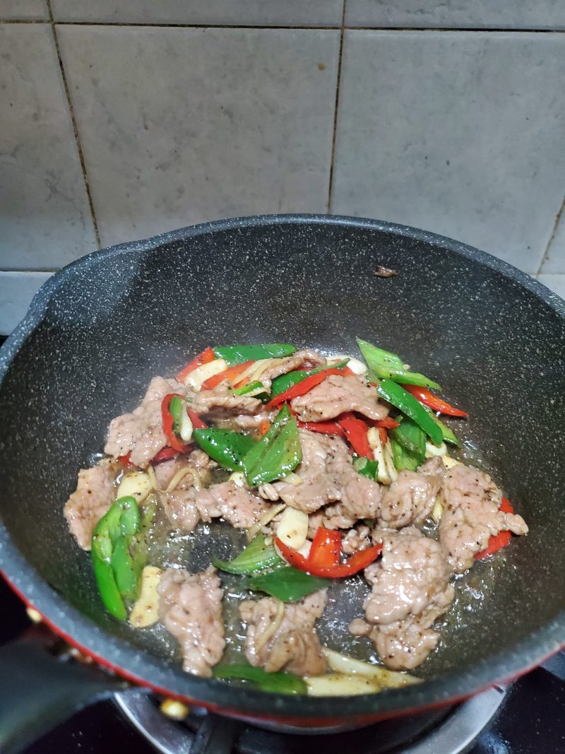 Steps for Stir-fried Black Pepper Beef with Green and Red Peppers