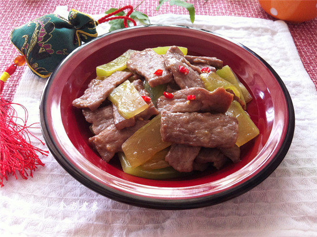 Beef Stir-Fried with Lettuce