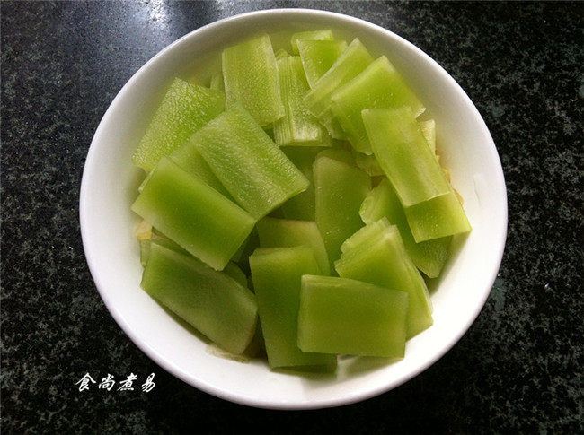 Steps for Cooking Beef Stir-Fried with Lettuce