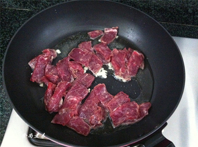 Steps for Cooking Beef Stir-Fried with Lettuce